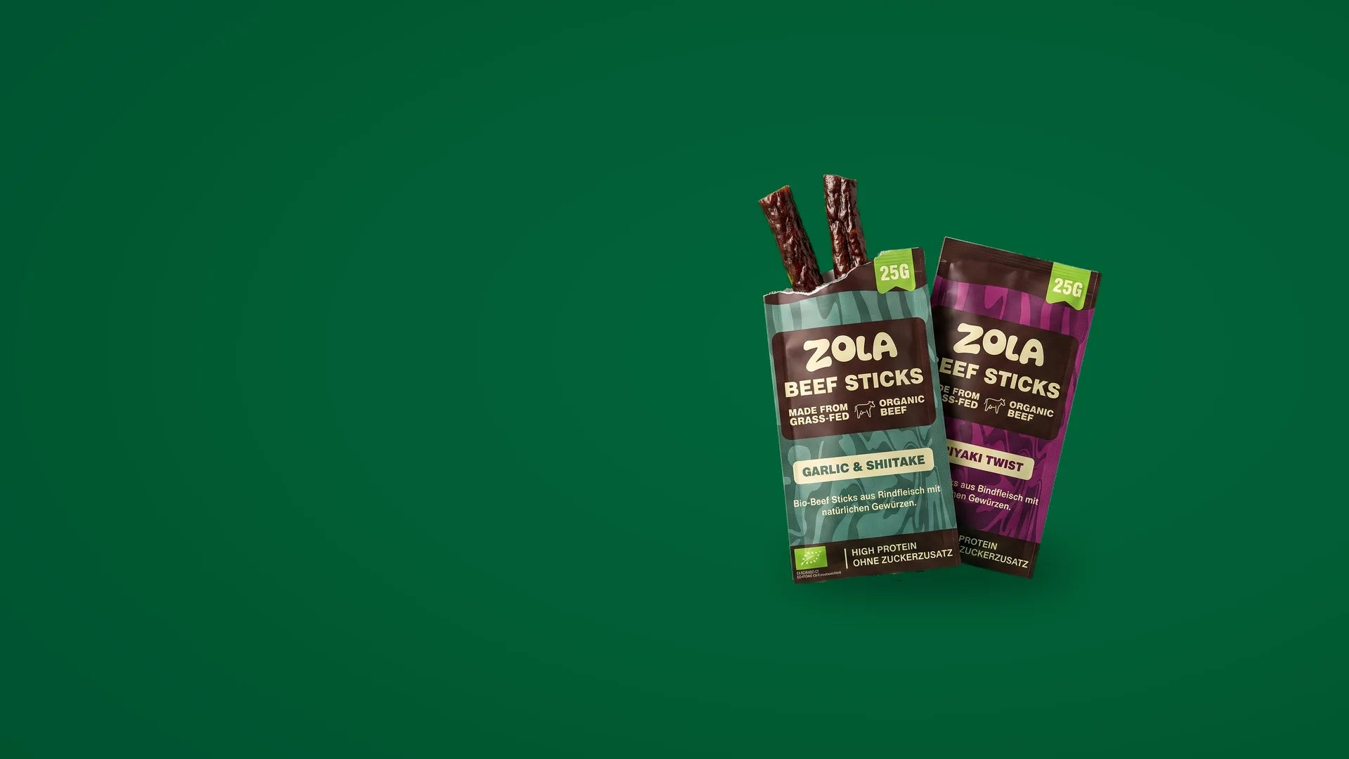 ZOLA BIO Beef Sticks vor grünem Hintergrund