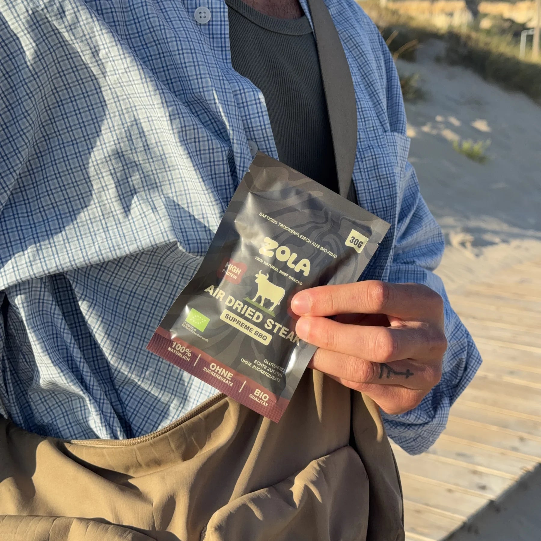 ZOLA Air Dried Steak Pack in der Hand am Strand