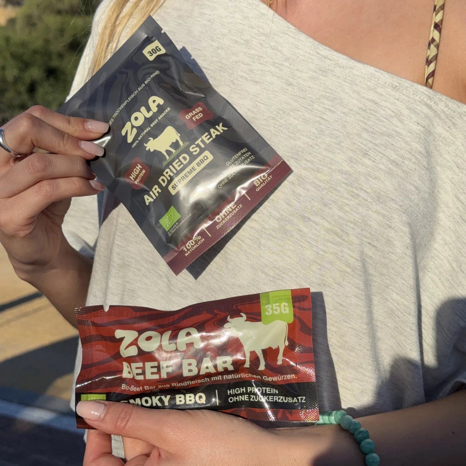 ZOLA Air Dried Steak und Beef Bar in der Hand